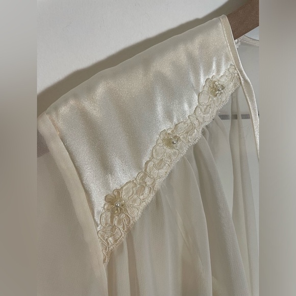 VTG Delicates White Peignoir Set Pearl & Lace Details Medium Bridal Nightgown - Picture 7 of 12